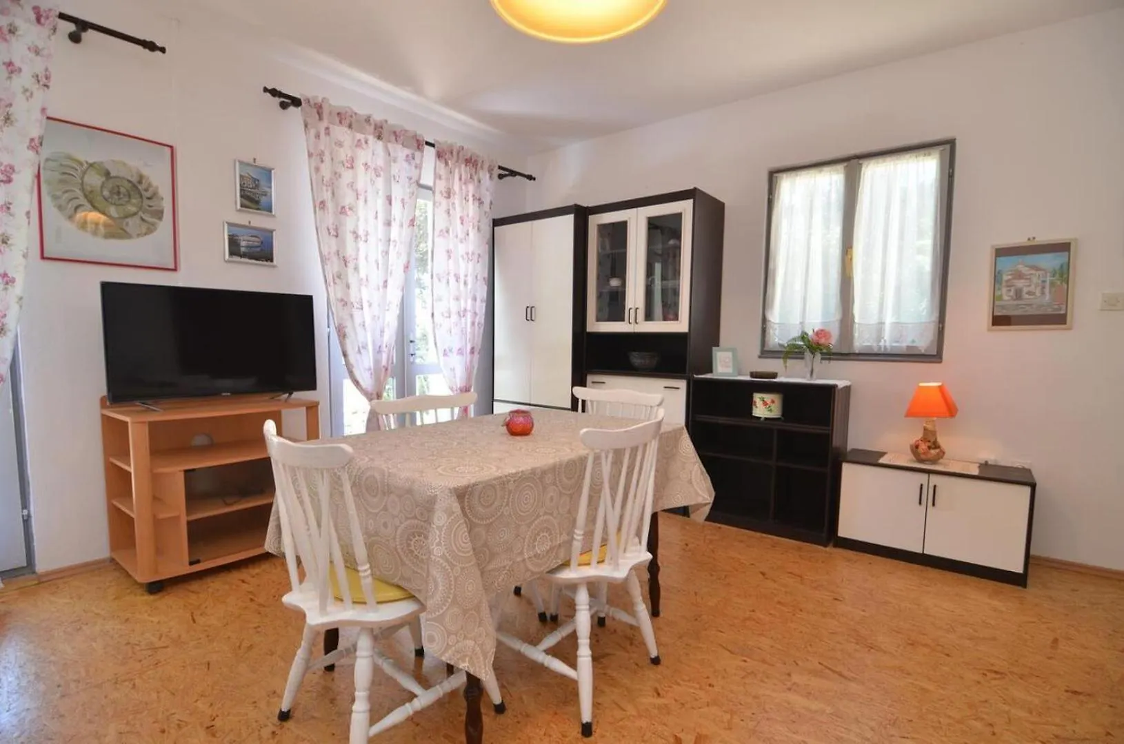 Apartments Baradic Petrčane 0*,
